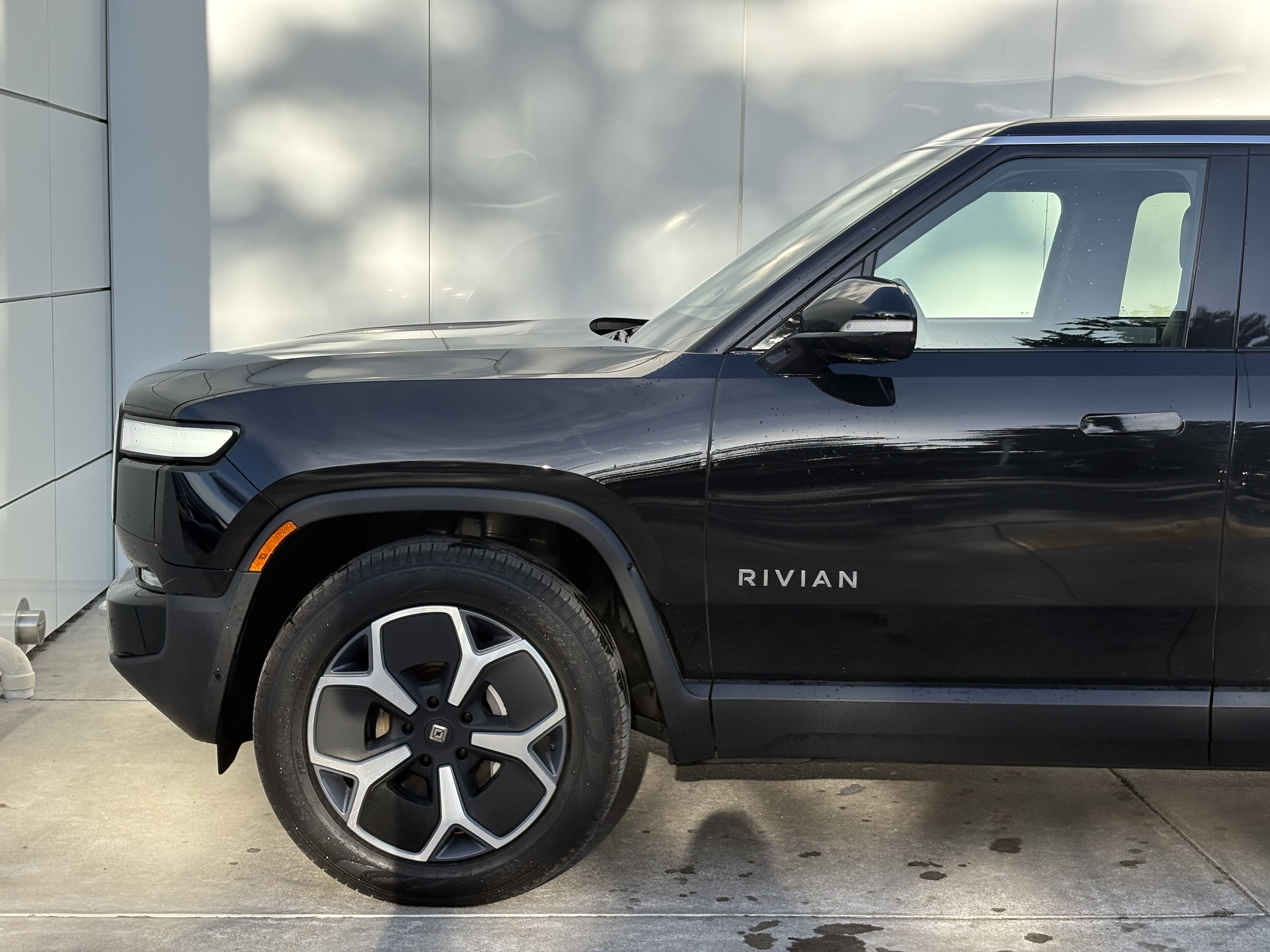 Used 2024 Rivian R1S Adventure Dual AWD/4WD image 5
