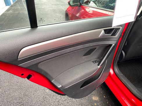 Used 2016 Volkswagen Golf S image 23