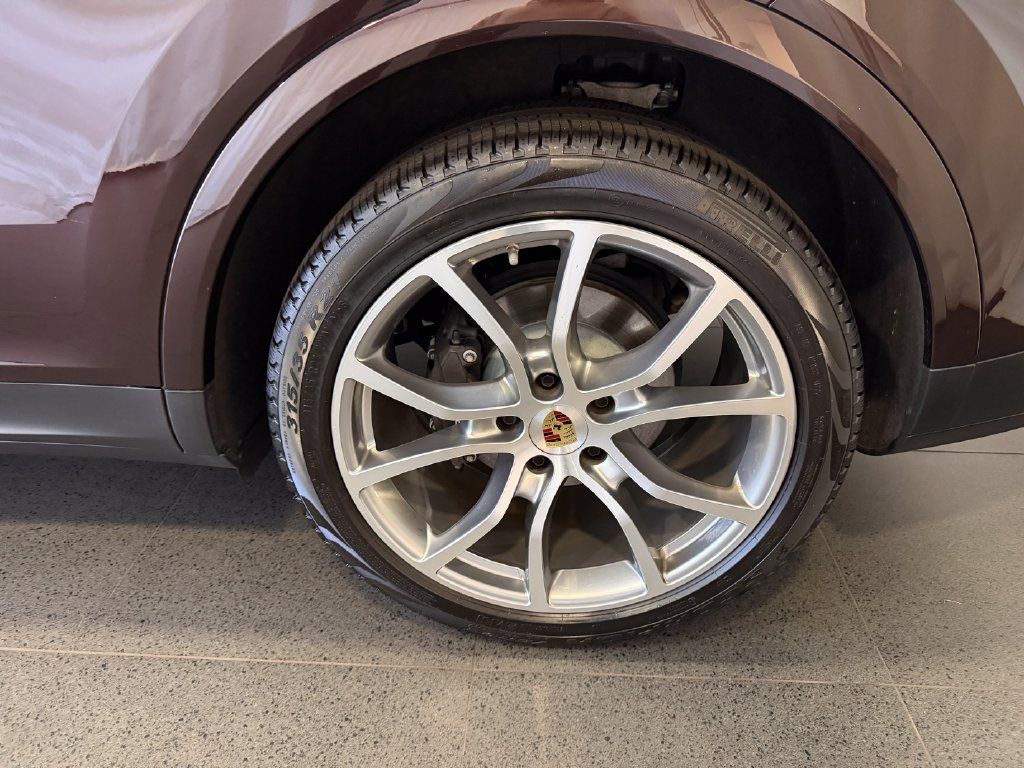 Certified 2023 Porsche Cayenne Platinum Edition AWD/4WD image 11