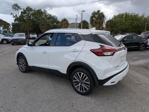 Used 2022 Nissan Kicks SV image 6