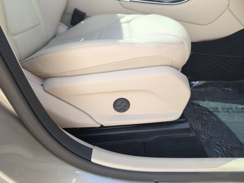 Used 2020 Mercedes-Benz GLC 300 w/ Premium Package image 39