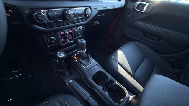 Used 2026 Jeep Wrangler Unlimited Sahara AWD/4WD image 15