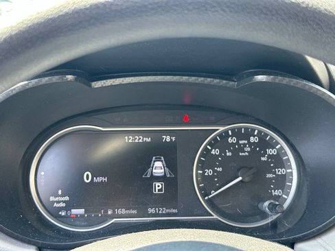 Used 2021 Nissan Versa SV FWD image 17
