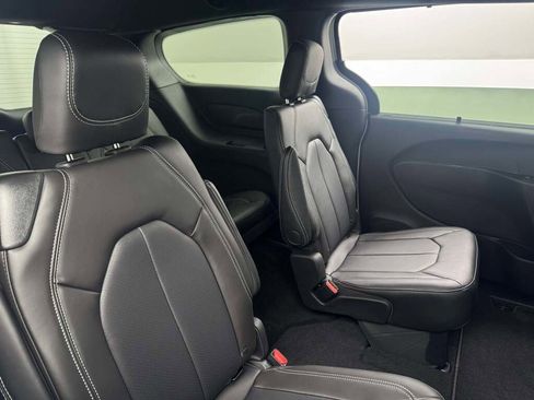 New 2026 Chrysler Pacifica Select image 18