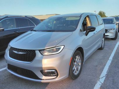 Used 2024 Chrysler Pacifica Touring-L