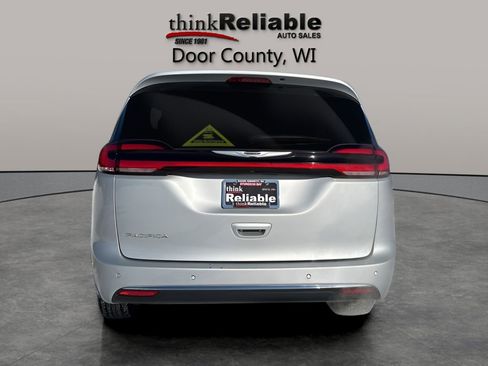 Used 2024 Chrysler Pacifica Touring-L FWD image 4