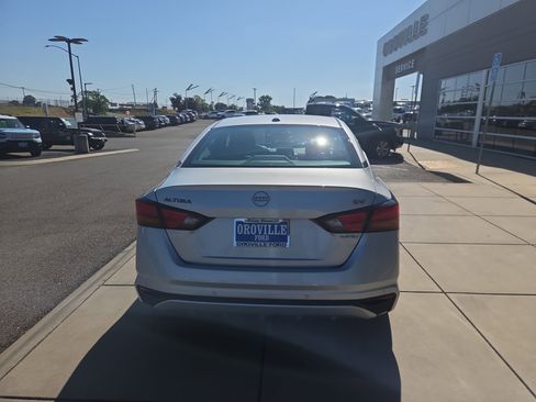 Used 2024 Nissan Altima 2.5 SV FWD image 4