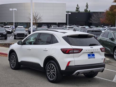 Used 2023 Ford Escape SE w/ Class II Trailer Tow Package image 8