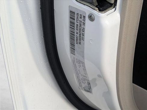 Used 2022 Chrysler Pacifica Limited image 18