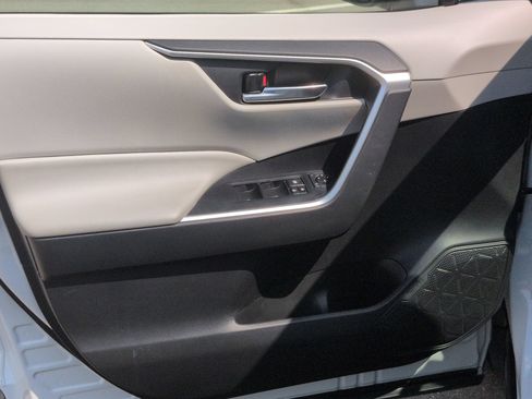 Used 2019 Toyota RAV4 XLE FWD image 13