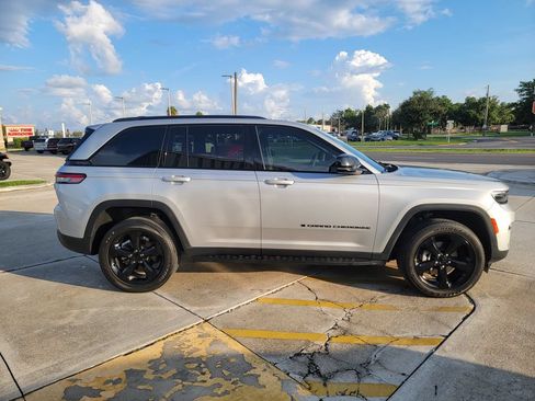 Used 2023 Jeep Grand Cherokee Altitude RWD image 6