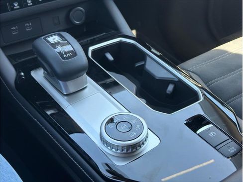 Used 2025 Mitsubishi Outlander SE image 13