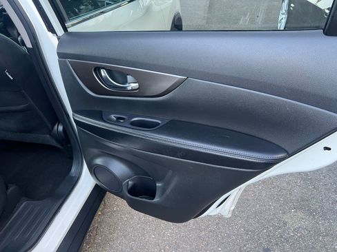 Used 2015 Nissan Rogue SV w/ SV Moonroof Package AWD/4WD image 28