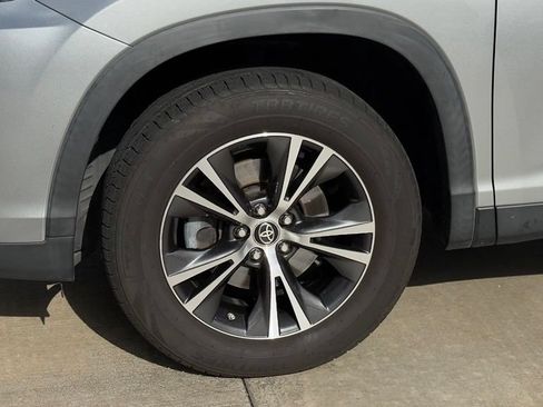 Used 2019 Toyota Highlander LE FWD image 11