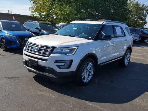 Used 2017 Ford Explorer XLT w/ Equipment Group 202A AWD/4WD image 2