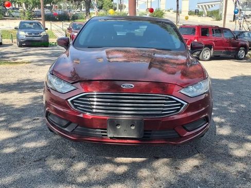 Used 2018 Ford Fusion SE w/ Fusion SE Technology Package FWD image 2