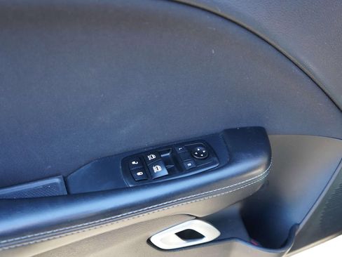 Used 2015 Dodge Challenger SXT image 8