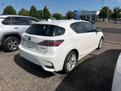 Used 2015 Lexus CT 200h w/ Seat Comfort Package FWD image 4