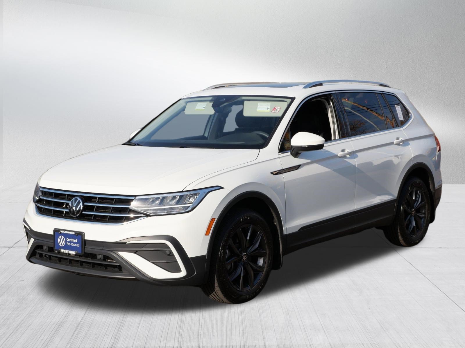 Certified 2024 Volkswagen Tiguan SE w/ Panoramic Sunroof Package AWD/4WD image 3