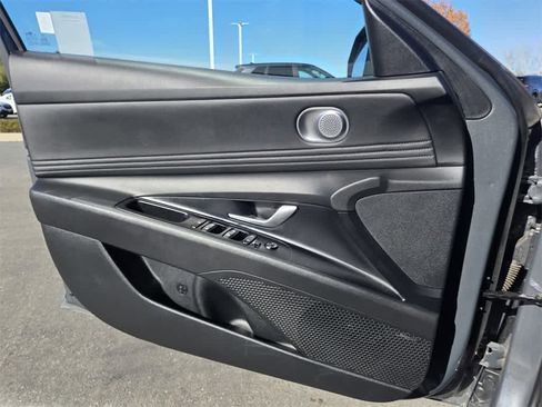 Used 2024 Hyundai Elantra Limited image 18