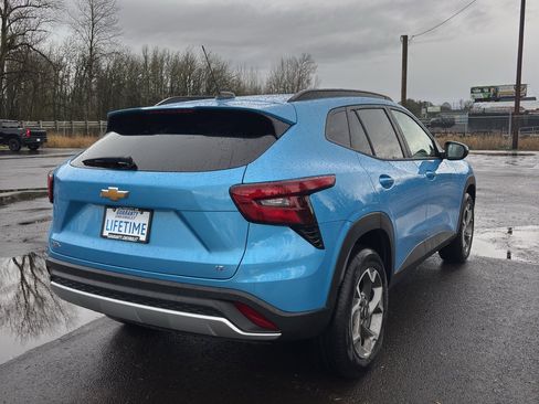 New 2025 Chevrolet Trax LT w/ Sunroof Package image 30