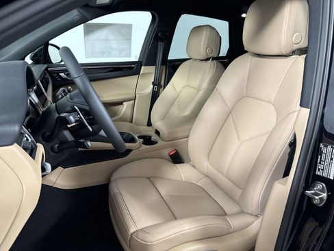 Certified 2025 Porsche Macan image 5