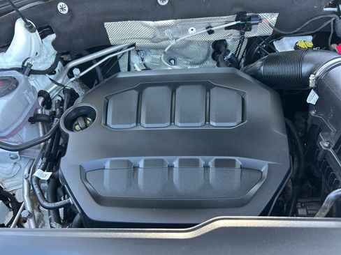 Certified 2025 Volkswagen Atlas Cross Sport SE FWD image 20