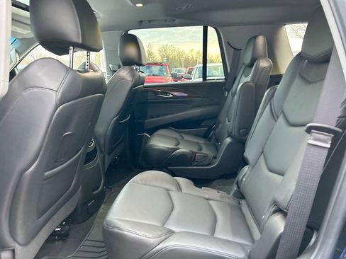 Used 2019 Cadillac Escalade Luxury w/ Escalade Sport Edition AWD/4WD image 29