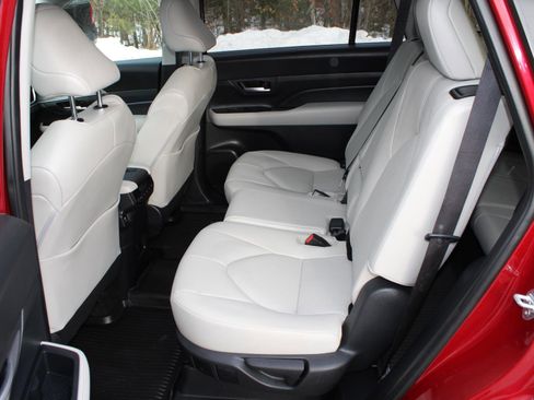 Used 2024 Toyota Grand Highlander XLE image 16