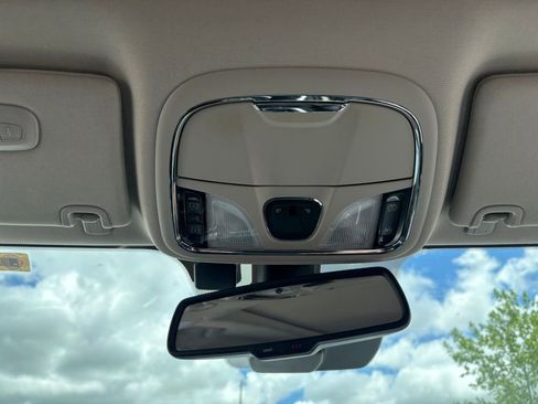 Used 2017 Jeep Cherokee Overland w/ Technology Group AWD/4WD image 14