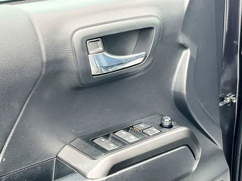 Used 2022 Toyota Tacoma TRD Off-Road image 17