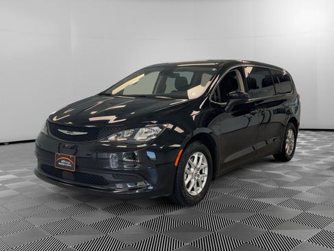 Used 2024 Chrysler Voyager LX FWD image 4