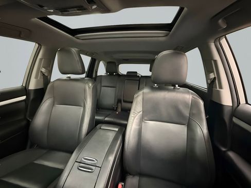 Used 2019 Toyota Highlander XLE image 15