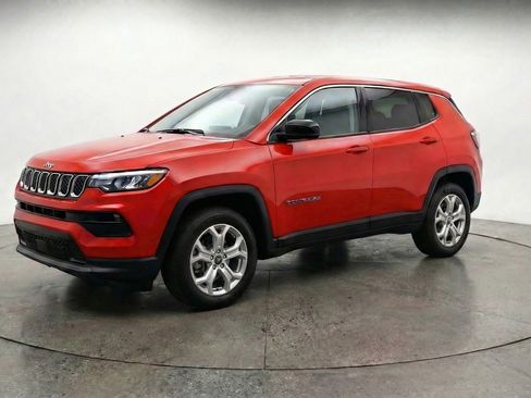 Used 2025 Jeep Compass Latitude image 3