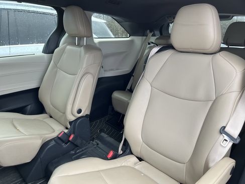 Used 2023 Toyota Sienna XLE image 33