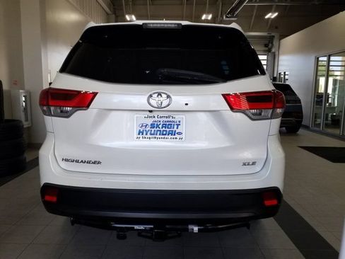 Used 2019 Toyota Highlander XLE FWD image 19