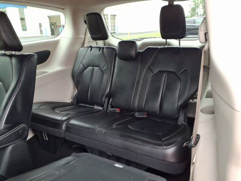 Used 2023 Chrysler Pacifica Touring-L FWD image 26