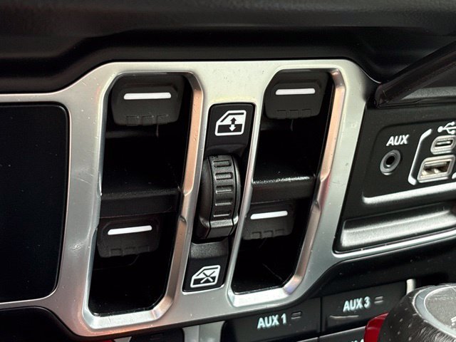 Used 2025 Jeep Gladiator Mojave AWD/4WD image 17