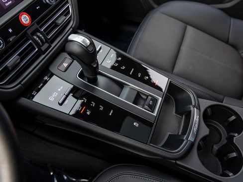 Certified 2025 Porsche Macan image 35