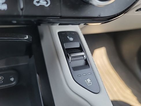 Used 2025 Kia Telluride EX w/ EX Captain's Chair Package FWD image 19