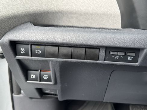 Used 2021 Toyota Sienna XLE image 28