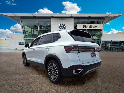 Certified 2025 Volkswagen Taos SE FWD image 4