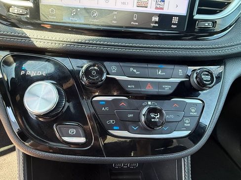 Used 2025 Chrysler Pacifica Limited FWD image 26