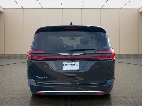 New 2026 Chrysler Pacifica Select image 4