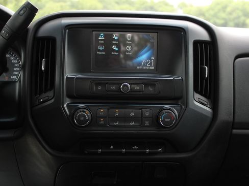 Used 2018 Chevrolet Silverado 1500 Custom w/ Custom Value Package AWD/4WD image 17
