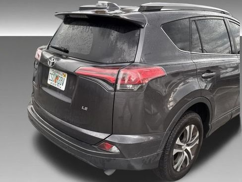 Used 2018 Toyota RAV4 LE FWD image 9