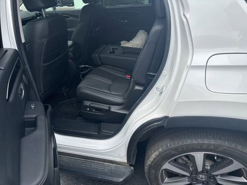 Used 2025 Honda Pilot Touring image 14