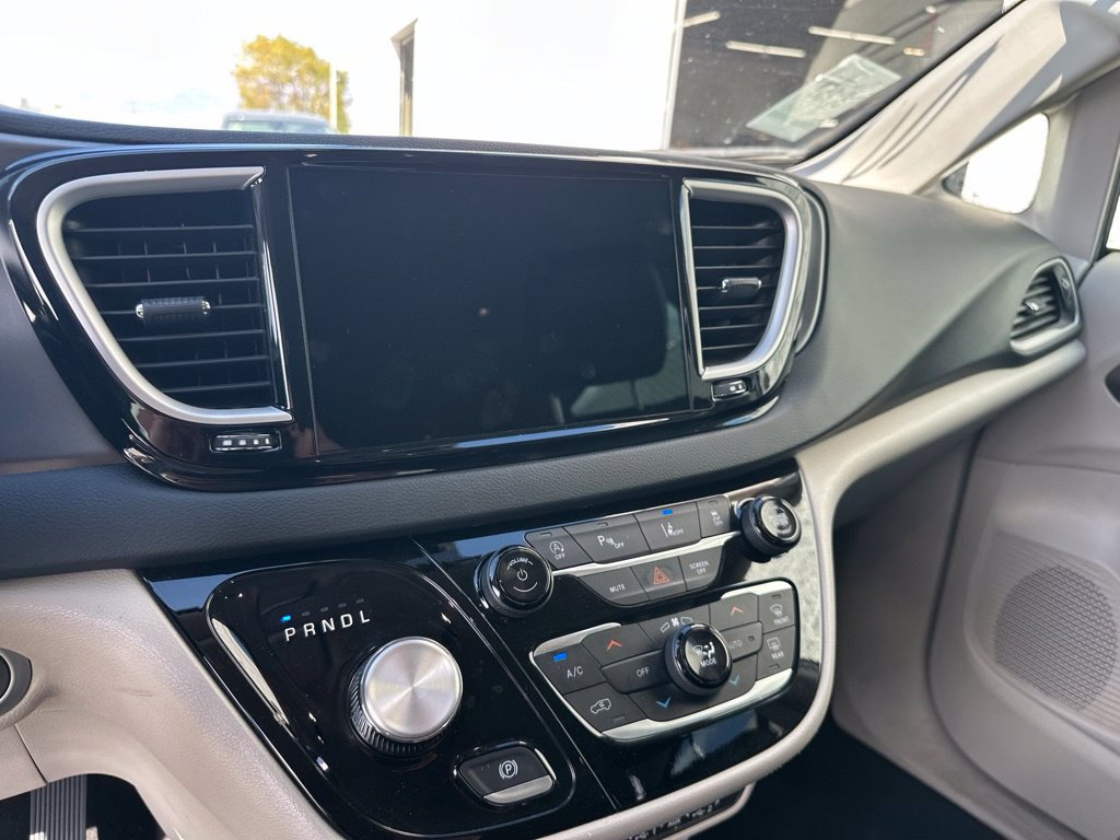 Used 2023 Chrysler Pacifica Touring-L FWD image 15