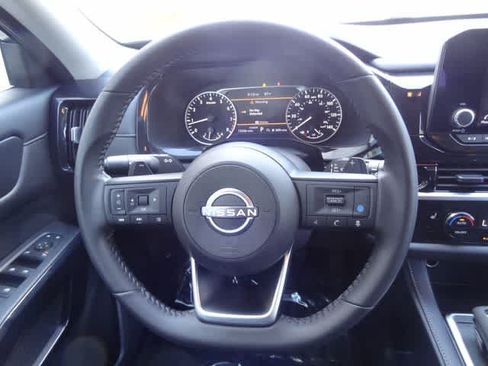 Used 2025 Nissan Pathfinder SV FWD image 16