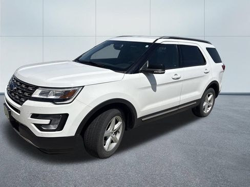 Used 2017 Ford Explorer XLT w/ Equipment Group 202A AWD/4WD image 8